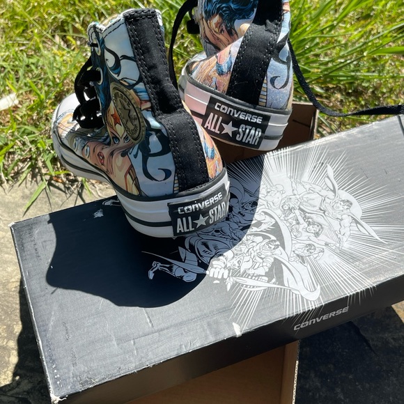 Converse All Star Wonder Women High Tops DC Comics Rare Print Pre-owned W-6 M-4 - Picture 5 of 7